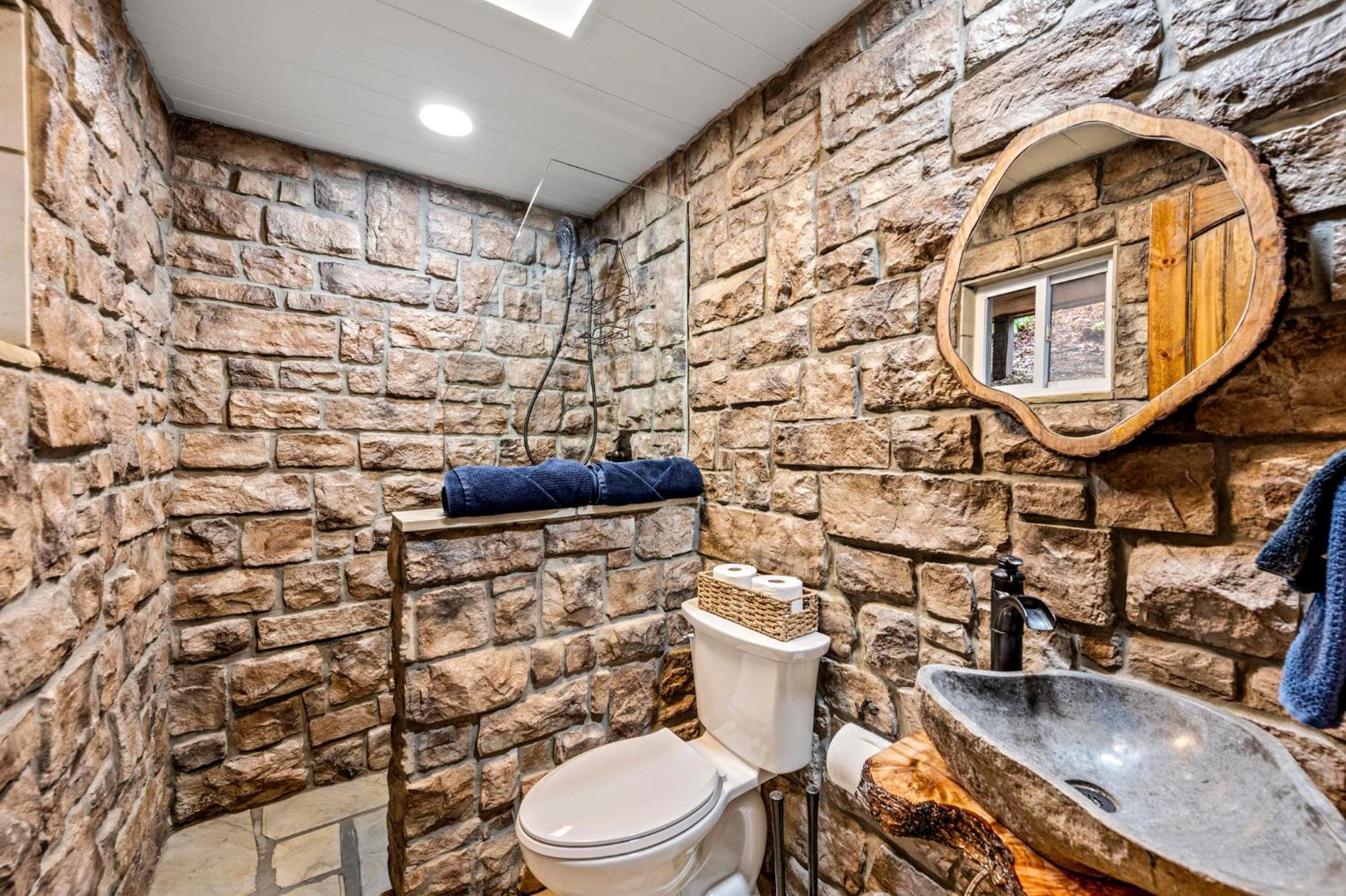 Chalet High Bear Activity, Handicap Ramp, Hot Tub, Fire Table, Game Room, Family Gatlinburg