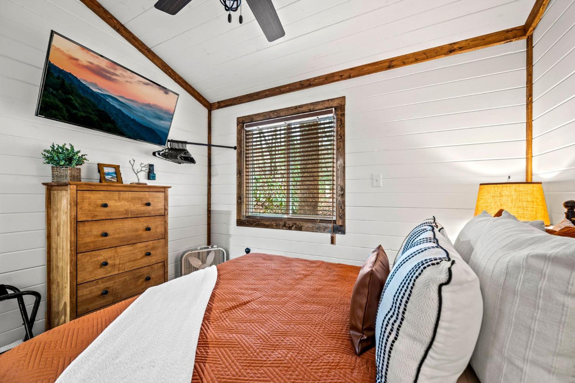 High Bear Activity, Handicap Ramp, Hot Tub, Fire Table, Game Room, Family Chalet *