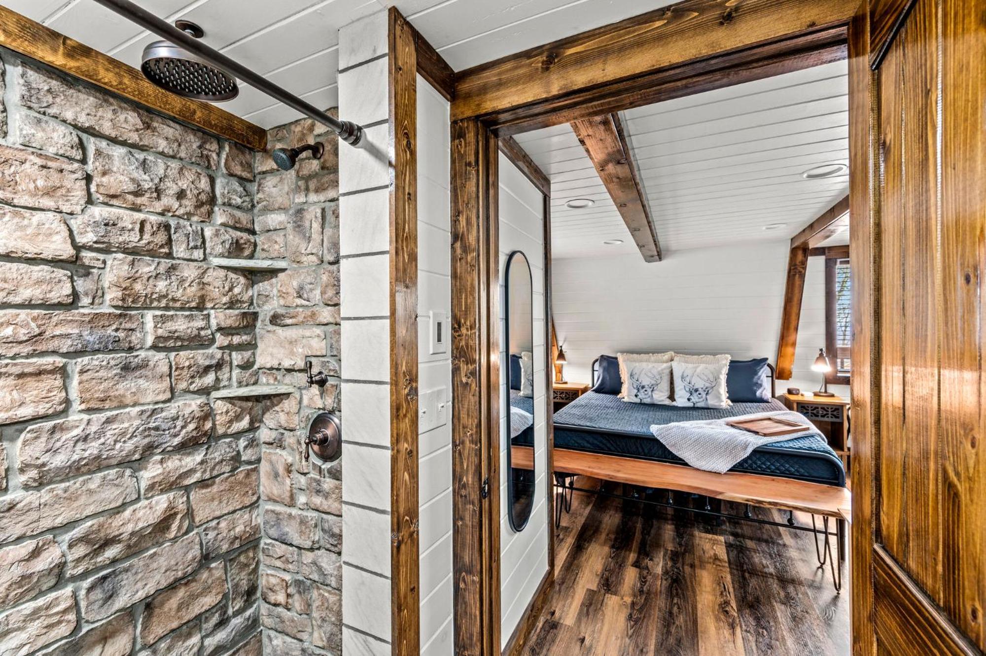 High Bear Activity, Handicap Ramp, Hot Tub, Fire Table, Game Room, Family Chalet *