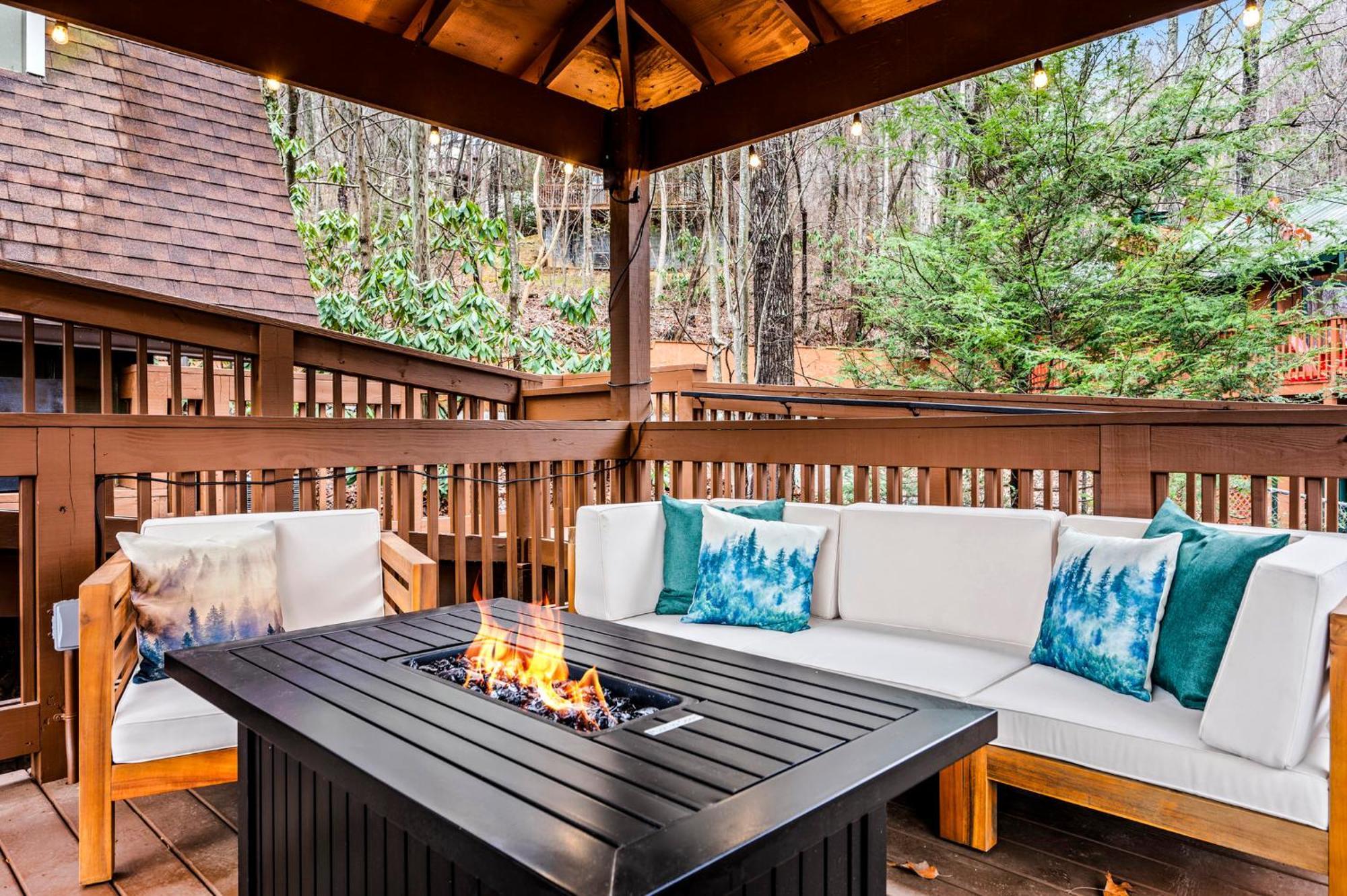 High Bear Activity, Handicap Ramp, Hot Tub, Fire Table, Game Room, Family * Gatlinburg