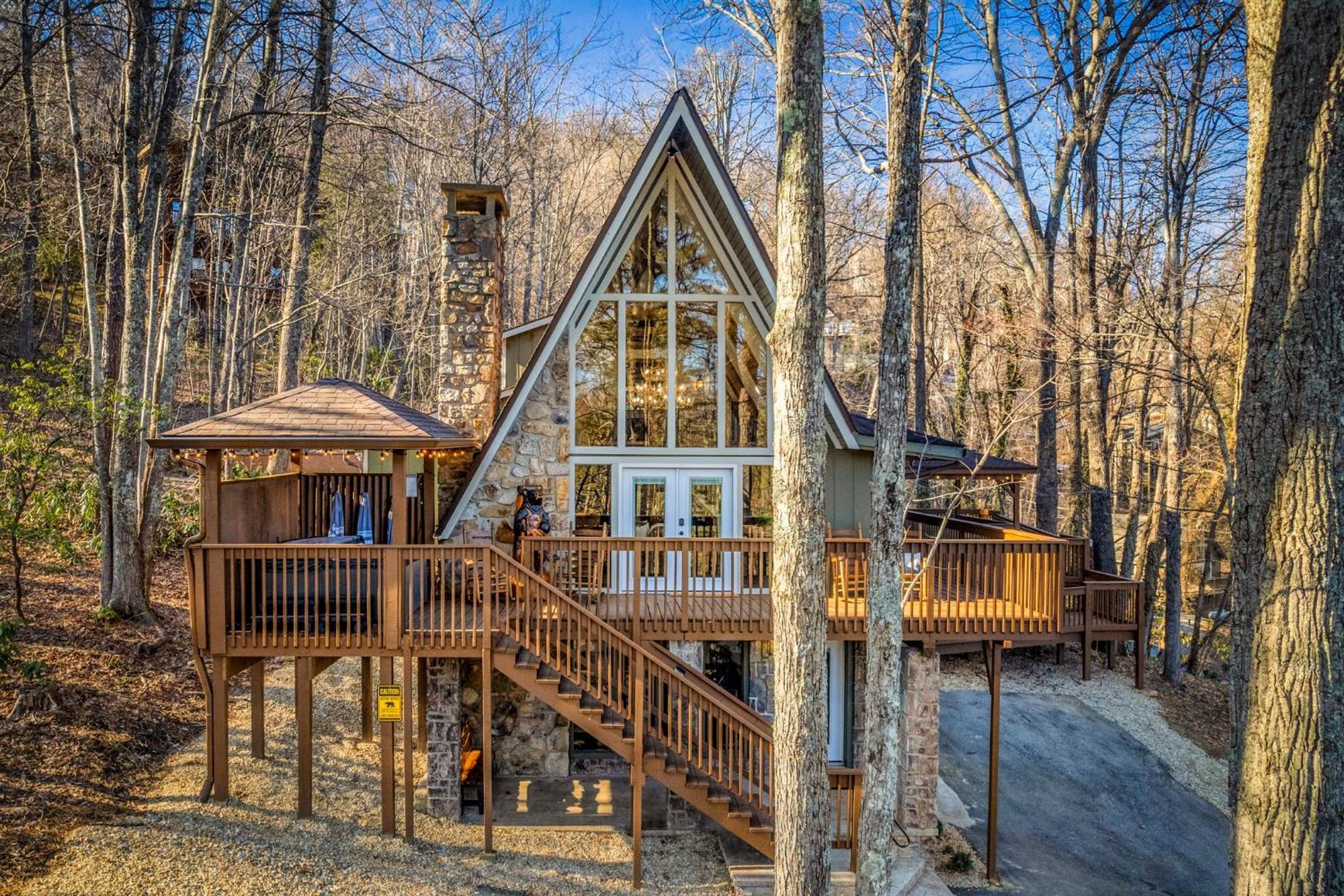 High Bear Activity, Handicap Ramp, Hot Tub, Fire Table, Game Room, Family Chalet *