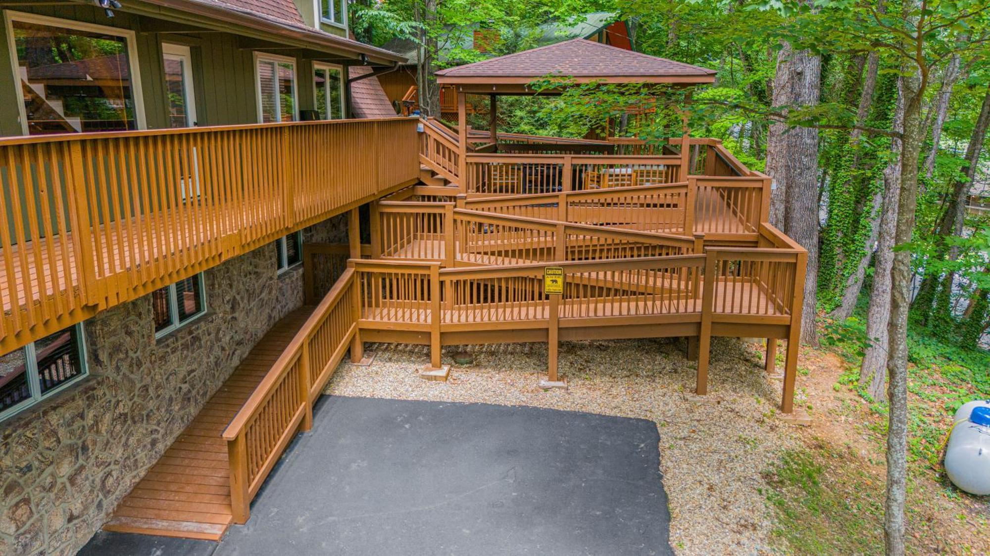High Bear Activity, Handicap Ramp, Hot Tub, Fire Table, Game Room, Family * Gatlinburg