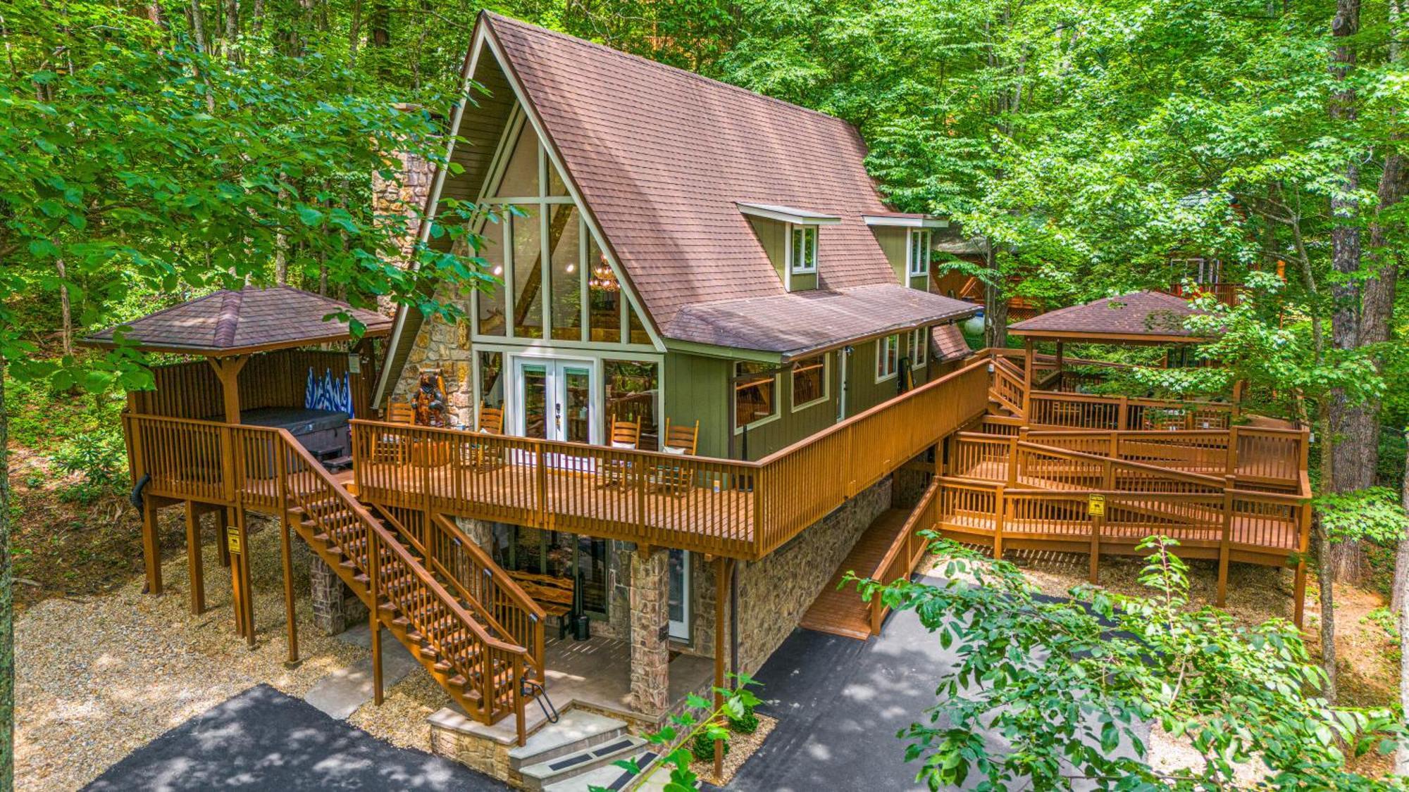 High Bear Activity, Handicap Ramp, Hot Tub, Fire Table, Game Room, Family Chalet Gatlinburg